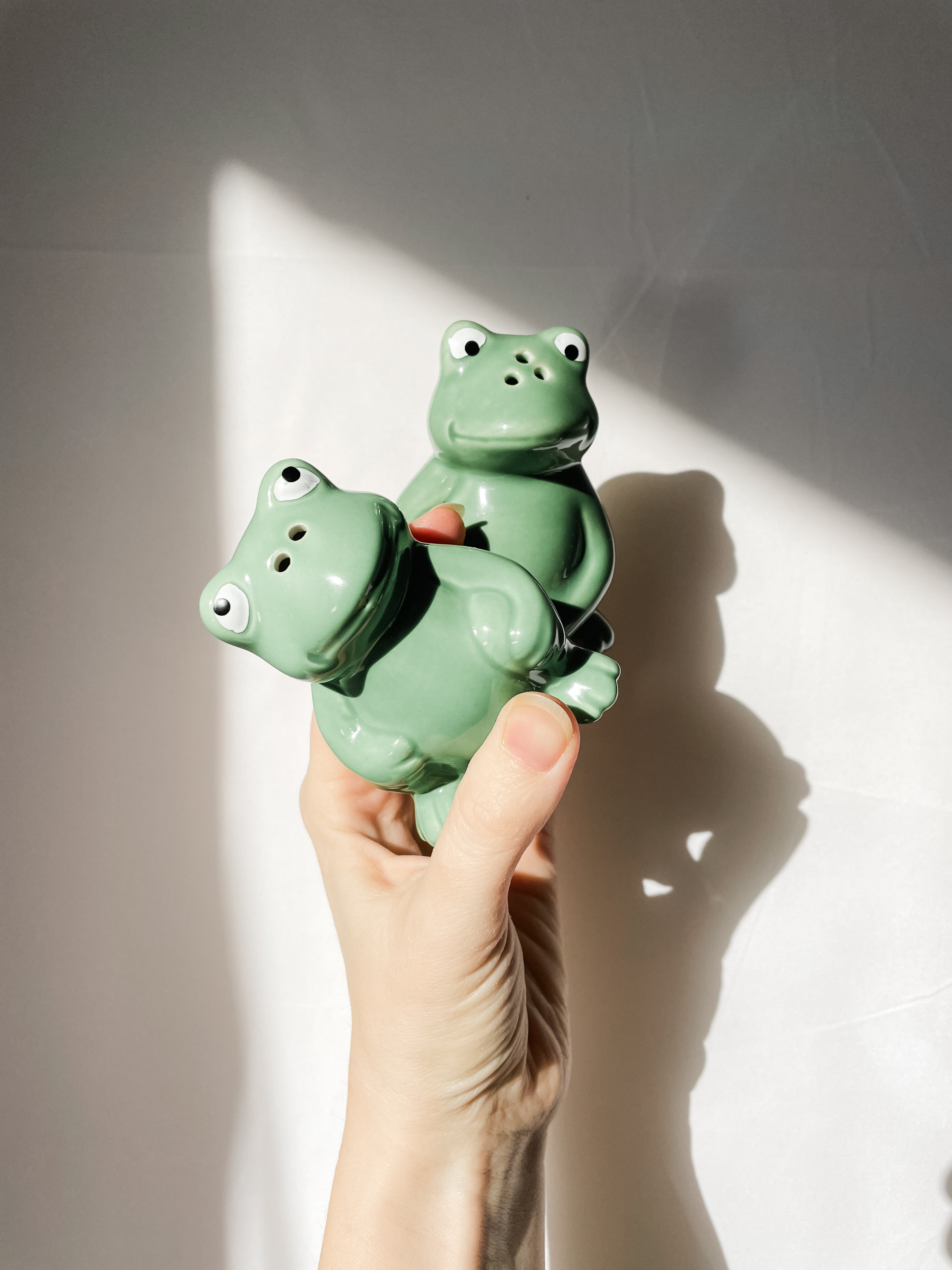 VINTAGE FROG SALT N’ PEPPER SHAKERS