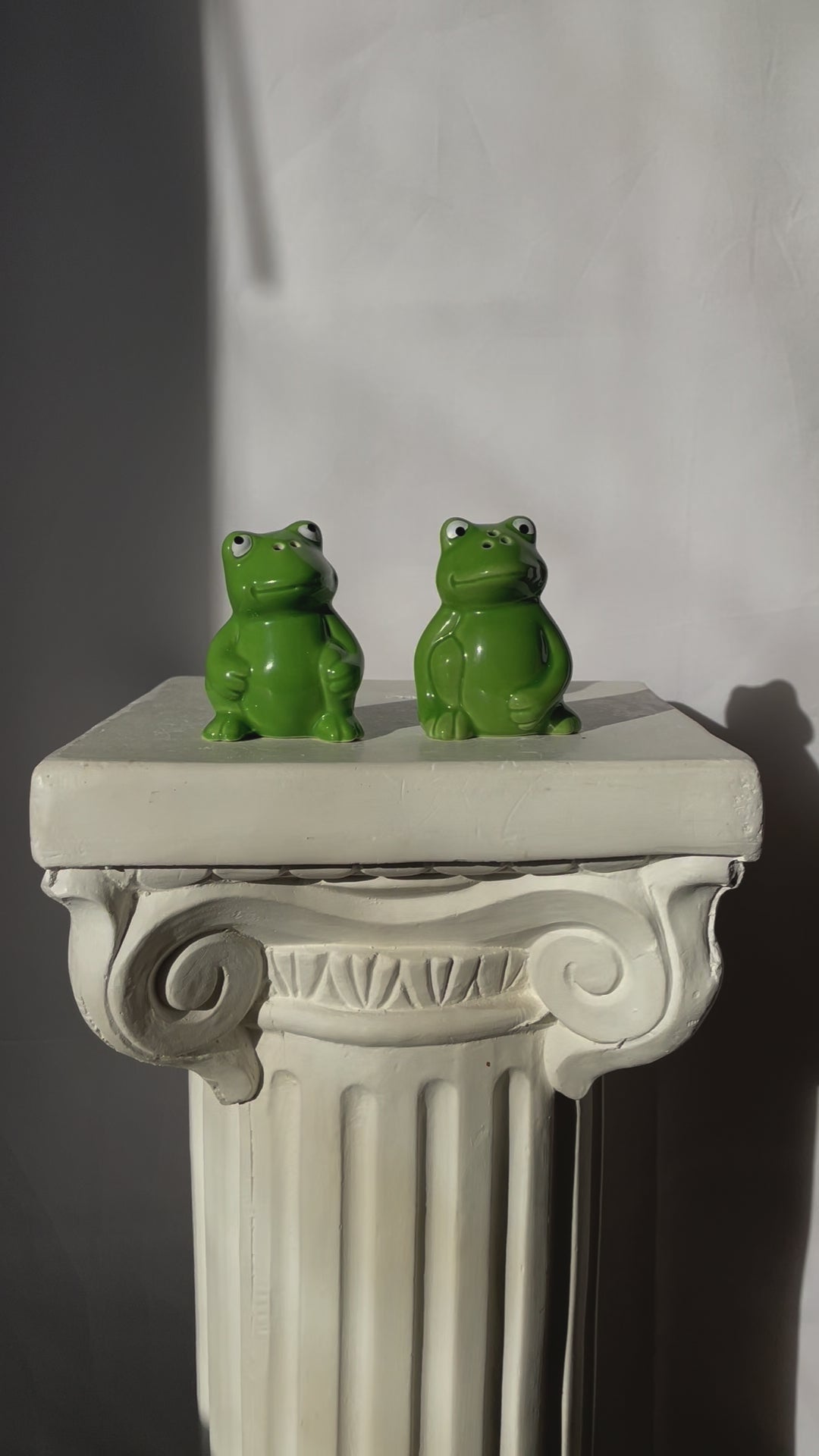 VINTAGE FROG SALT N’ PEPPER SHAKERS